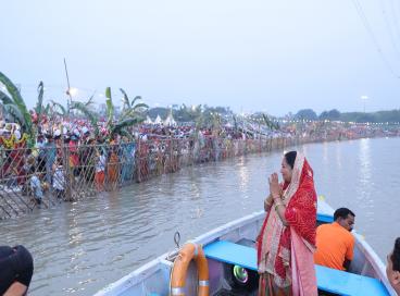 chhath pooja at Yamuna Ghat