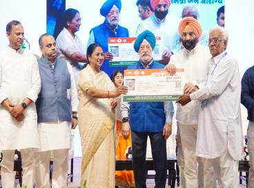 Ayushman Vay vandana Card Distribution