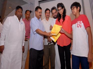 Delhi CM hands over of cheques of Rs one crore each to families of late Mr MM Khan & late Mr Tanzil Ahmed, 02nd July 2016