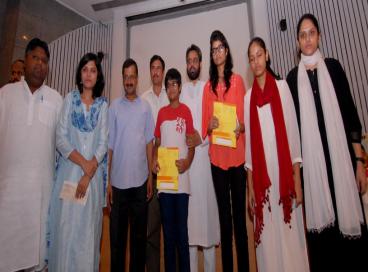 Delhi CM hands over of cheques of Rs one crore each to families of late Mr MM Khan & late Mr Tanzil Ahmed, 02nd July 2016