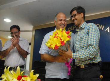 Dy. CM is seen lauching the online press facilities services to Journalists by DIP, 09th June 2016