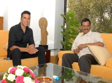 Bollywood Star Mr. Akshay Kumar calls on Delhi CM Mr. Arvind Kejriwal, 29th September 2015