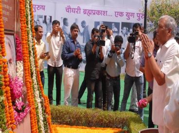 Chief Minister pays floral tributes to Ch. Brahm Prakash, 16th June 2016