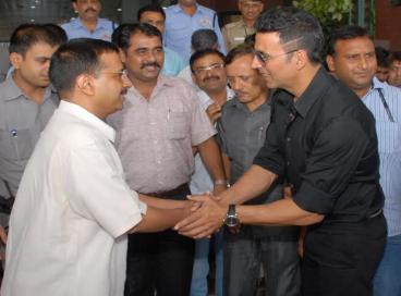 Bollywood Star Mr. Akshay Kumar calls on Delhi CM Mr. Arvind Kejriwal, 29th September 2015
