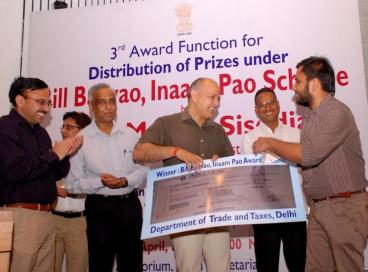 Deputy Chief Minister distributed cash prizes to 94 winners of Bill Banvao Inaam Pao Scheme with photo, 18th April 2016	