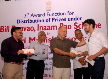 Deputy Chief Minister distributed cash prizes to 94 winners of Bill Banvao Inaam Pao Scheme with photo, 18th April 2016	
