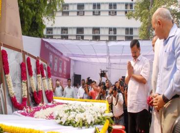 Chief Minister Delhi pays tributes to martyrs Hardinge Bomb Case at Shaheed Smarak, 08th May 2016,