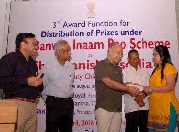 Deputy Chief Minister distributed cash prizes to 94 winners of Bill Banvao Inaam Pao Scheme with photo, 18th April 2016	
