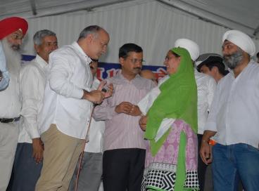 CM and Dy CM begin cheques distribution of Rs 5 lakh each to 1984 riots victims, 01st November 2015