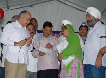 CM and Dy CM begin cheques distribution of Rs 5 lakh each to 1984 riots victims, 01st November 2015